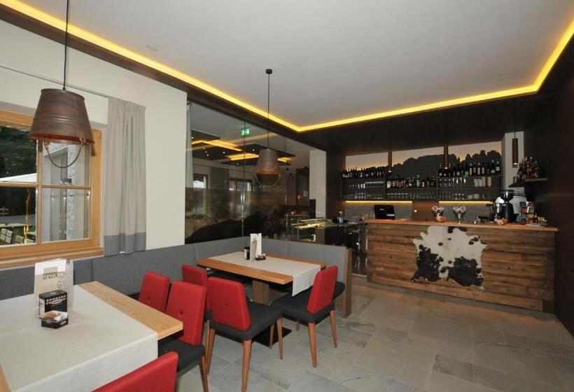 בית מלון כפרי Chalet Tovel   Mountain Lake