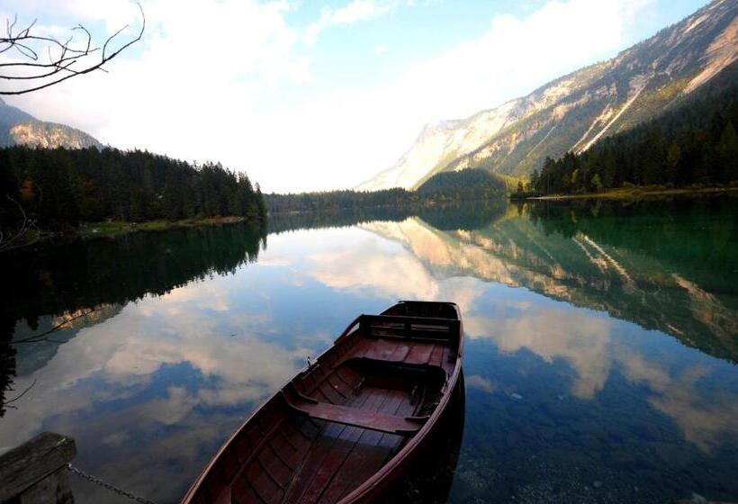 בית מלון כפרי Chalet Tovel   Mountain Lake