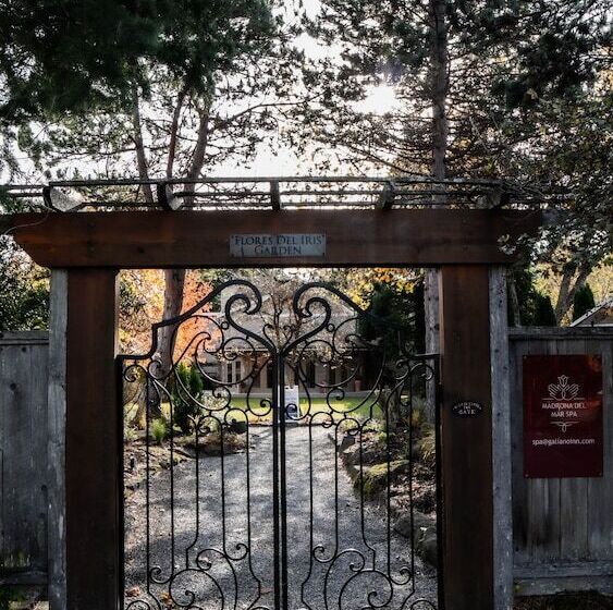 فندق Galiano Oceanfront Inn & Spa