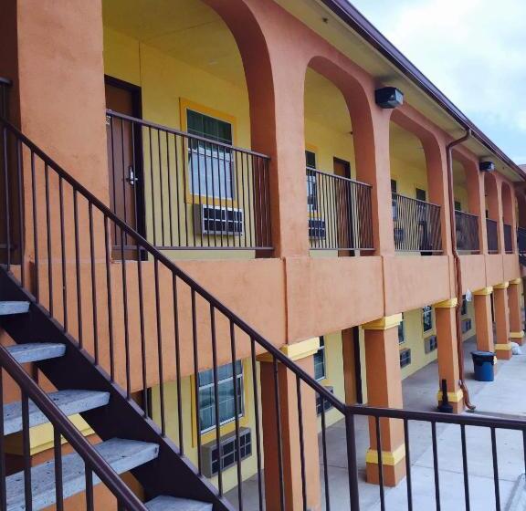 בית מלון כפרי Texan Inn And Suites Tilden