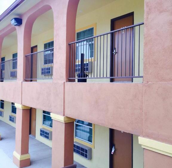 בית מלון כפרי Texan Inn And Suites Tilden