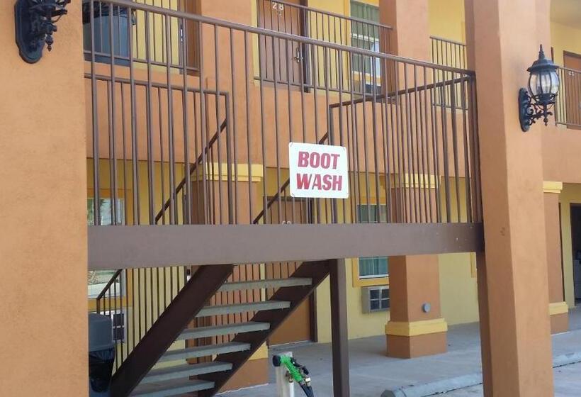 בית מלון כפרי Texan Inn And Suites Tilden