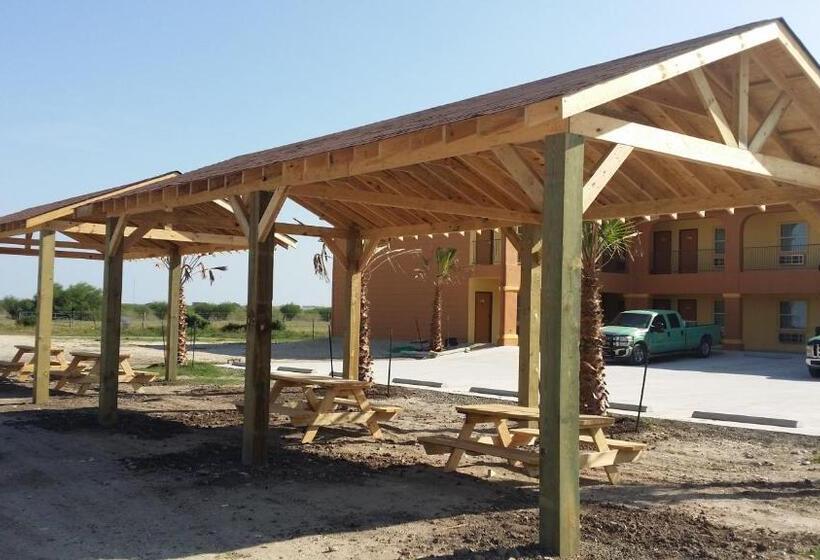 בית מלון כפרי Texan Inn And Suites Tilden