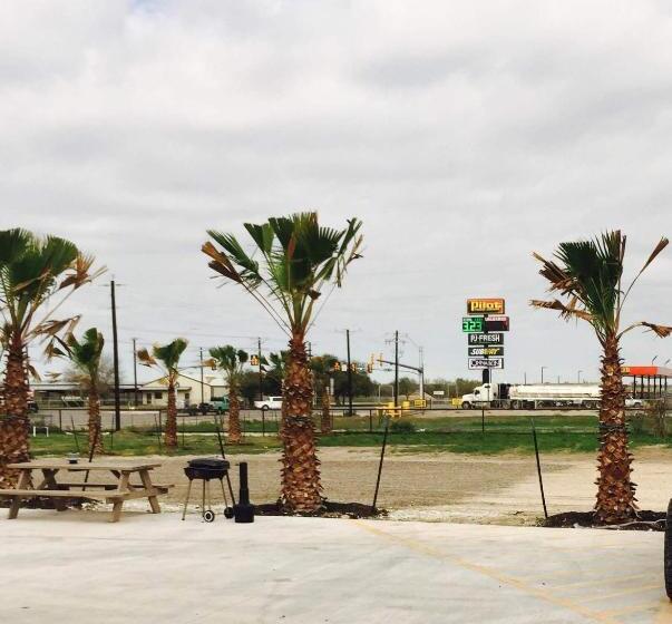 בית מלון כפרי Texan Inn And Suites Tilden