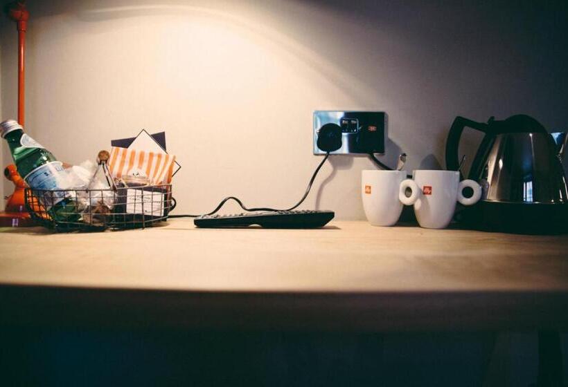 בית מלון כפרי The Curious Pig In The Parlour