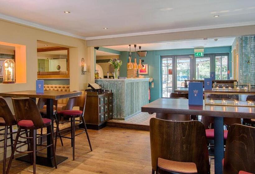 בית מלון כפרי The Curious Pig In The Parlour