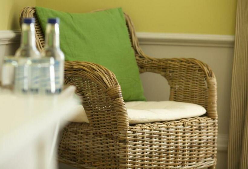 The Manor At Sway – Hotel, Restaurant And Gardens