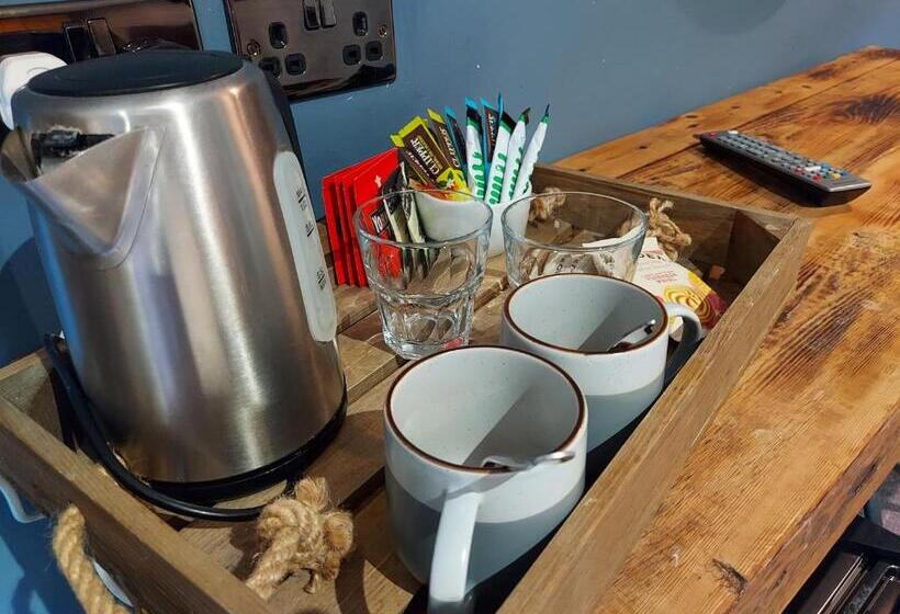 Отель Trawden Arms Community Owned Pub