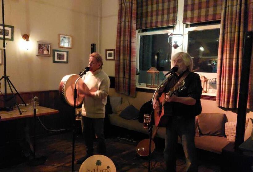 Отель Trawden Arms Community Owned Pub