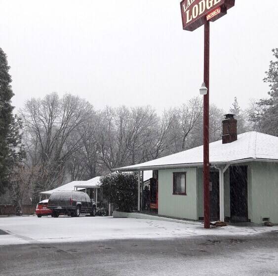 모텔 Lake Shasta Lodge