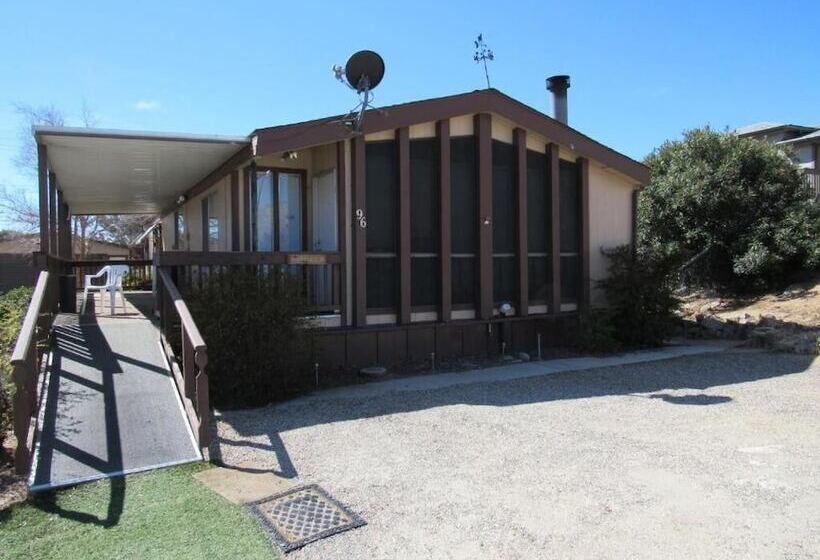 Мотель Lakeshore Lodge