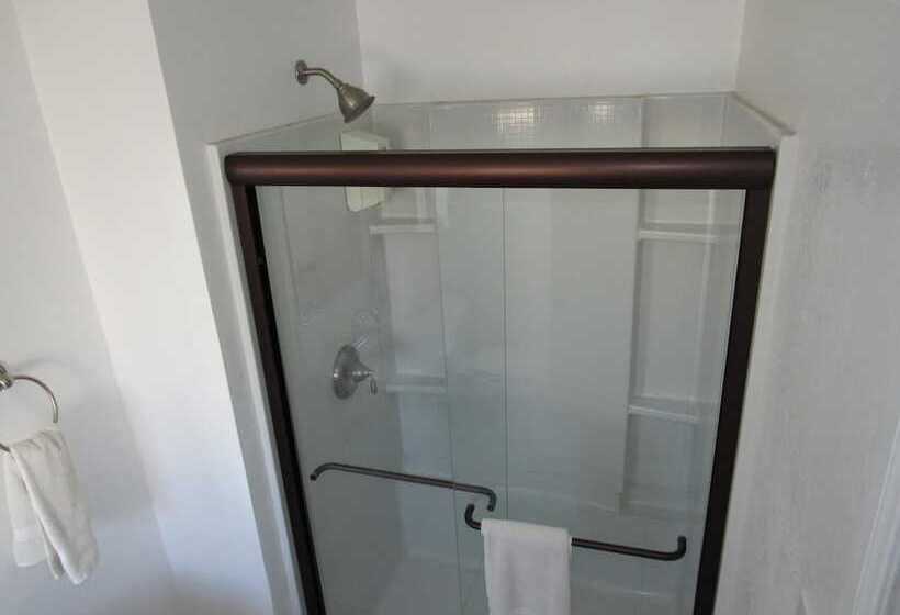 Мотель Lakeshore Lodge