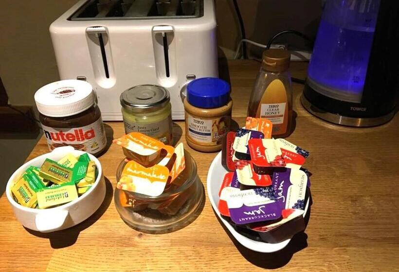 The Hollybush Inn And B&b