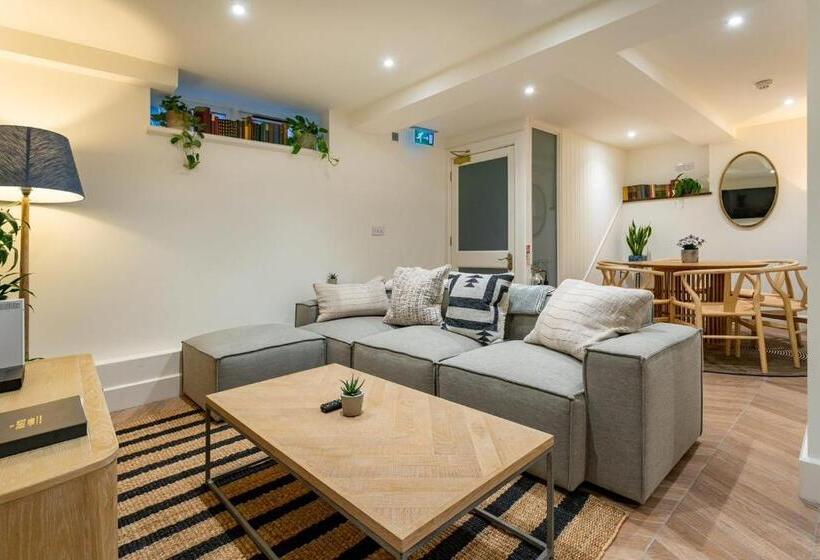 The Hoste And The Vine House Hotels