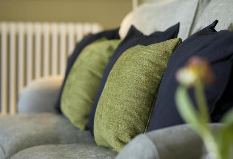 The Manor At Sway – Hotel, Restaurant And Gardens