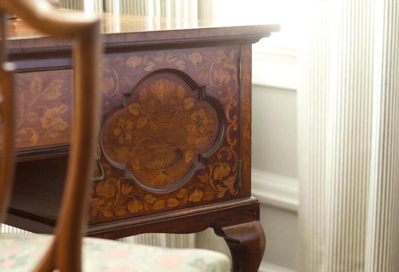 The Manor At Sway – Hotel, Restaurant And Gardens