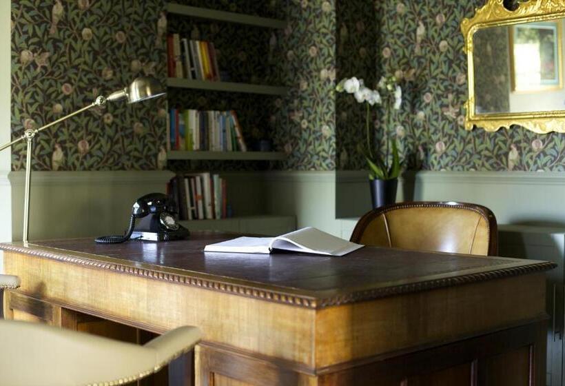 The Manor At Sway – Hotel, Restaurant And Gardens