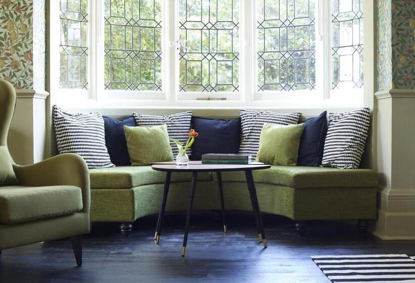 The Manor At Sway – Hotel, Restaurant And Gardens