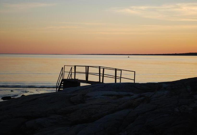 Vallersviks Vandrarhem änggården