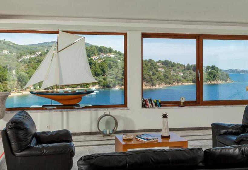 Cape Kanapitsa Hotel & Suites