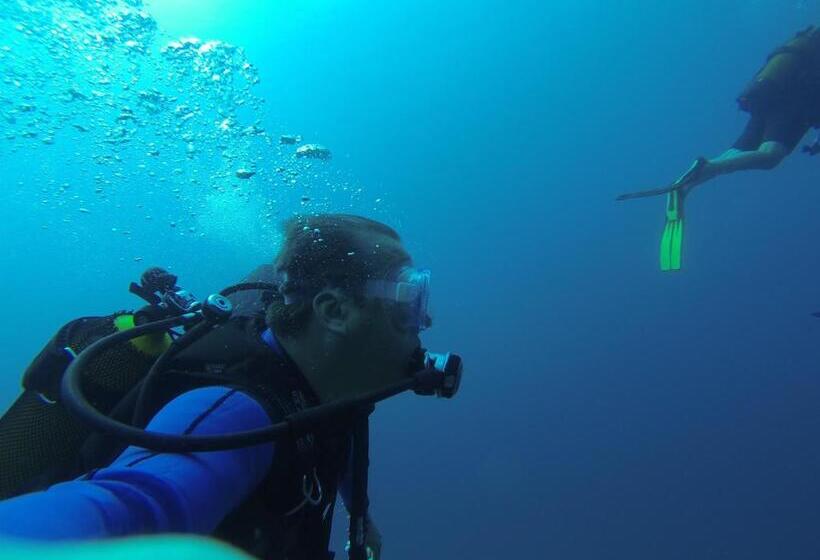 Cape Kanapitsa Hotel & Suites