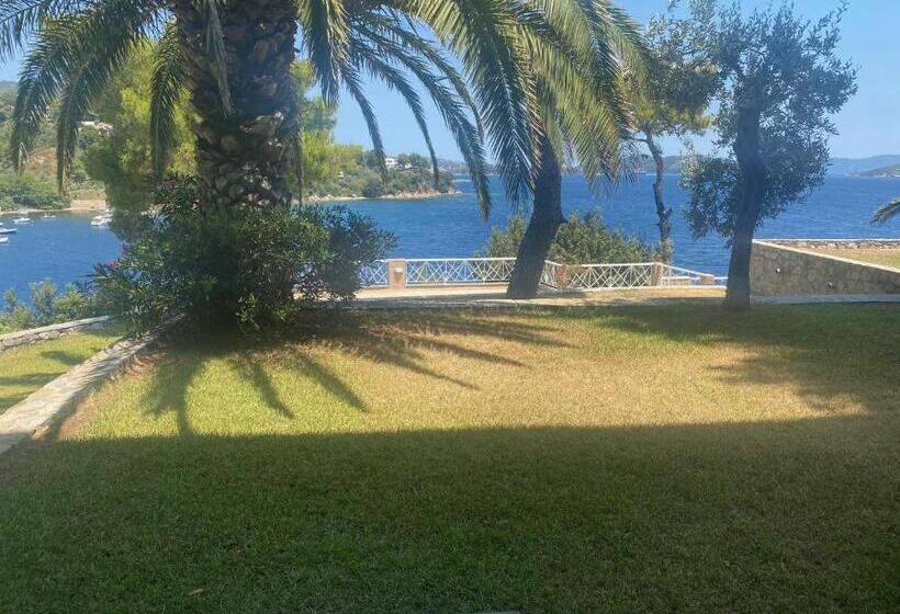 Cape Kanapitsa Hotel & Suites