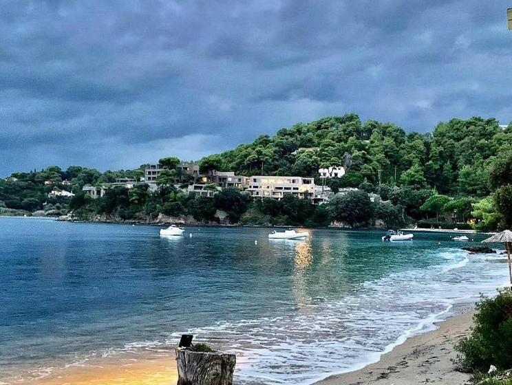 Cape Kanapitsa Hotel & Suites