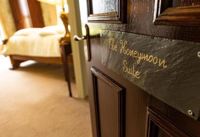 Отель Ballinalacken Castle Country House