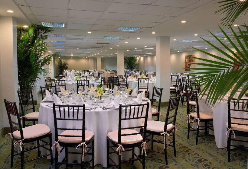 هتل Best Western Plus Atlantic Beach Resort