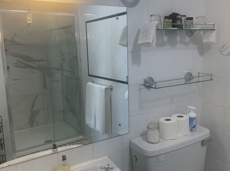 Отель Buttermilk Lodge Guest Accommodation