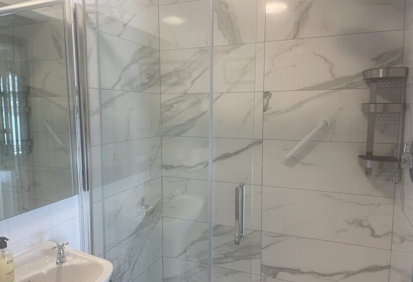 Отель Buttermilk Lodge Guest Accommodation