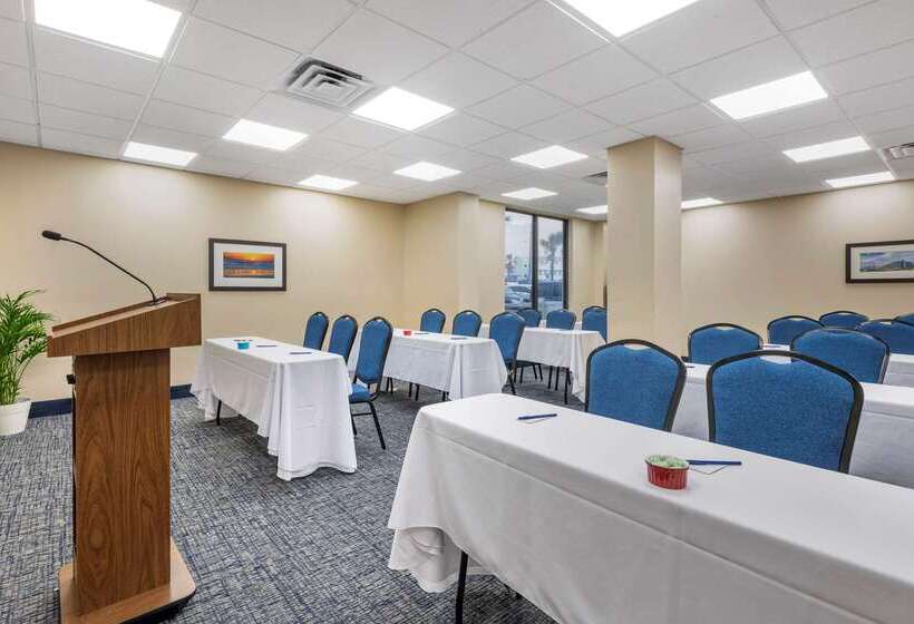 فندق Comfort Inn & Suites Daytona Beach Oceanfront
