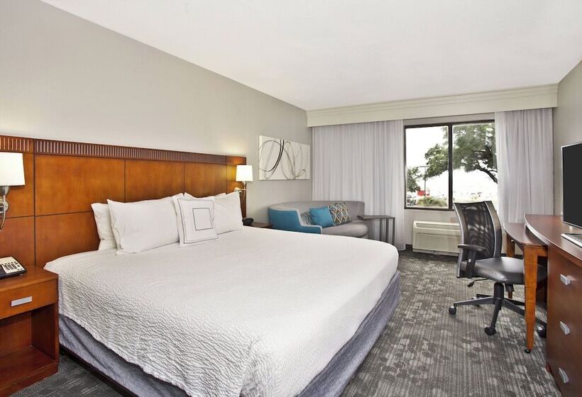 Отель Courtyard By Marriott Gulfport Beachfront