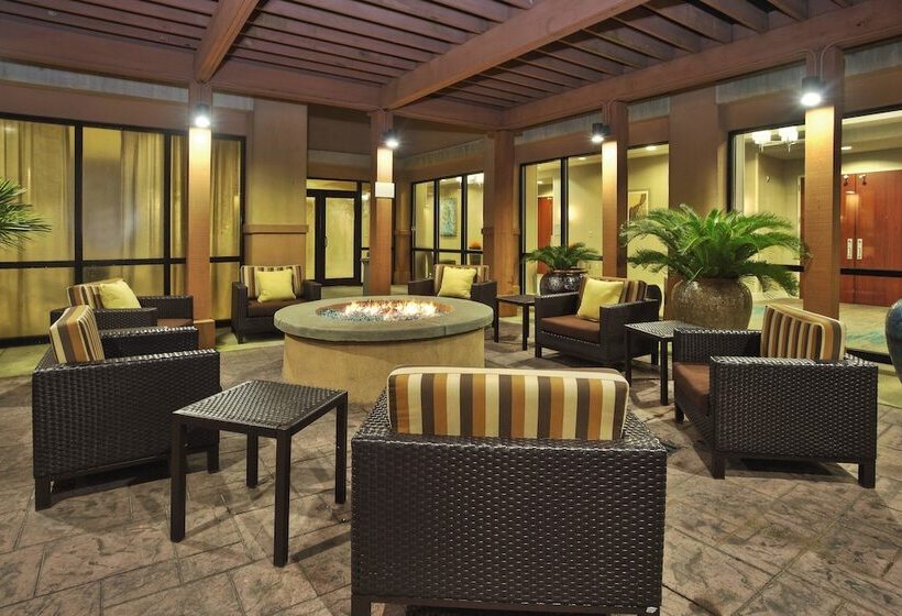 Отель Courtyard By Marriott Gulfport Beachfront