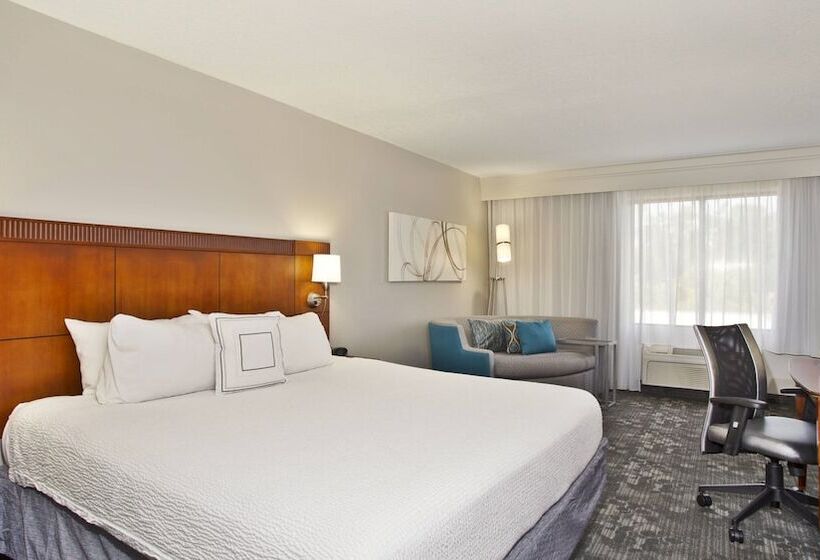 Отель Courtyard By Marriott Gulfport Beachfront