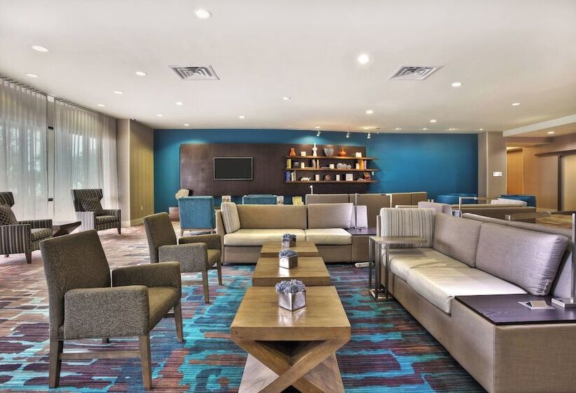 Отель Courtyard By Marriott Gulfport Beachfront