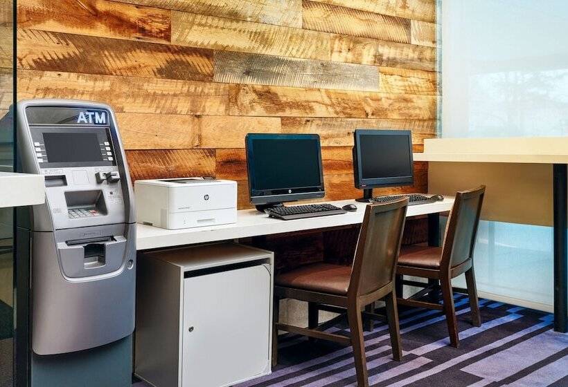 Отель Courtyard By Marriott New York Jfk Airport