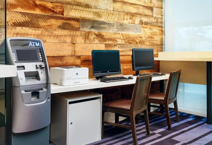 Отель Courtyard By Marriott New York Jfk Airport