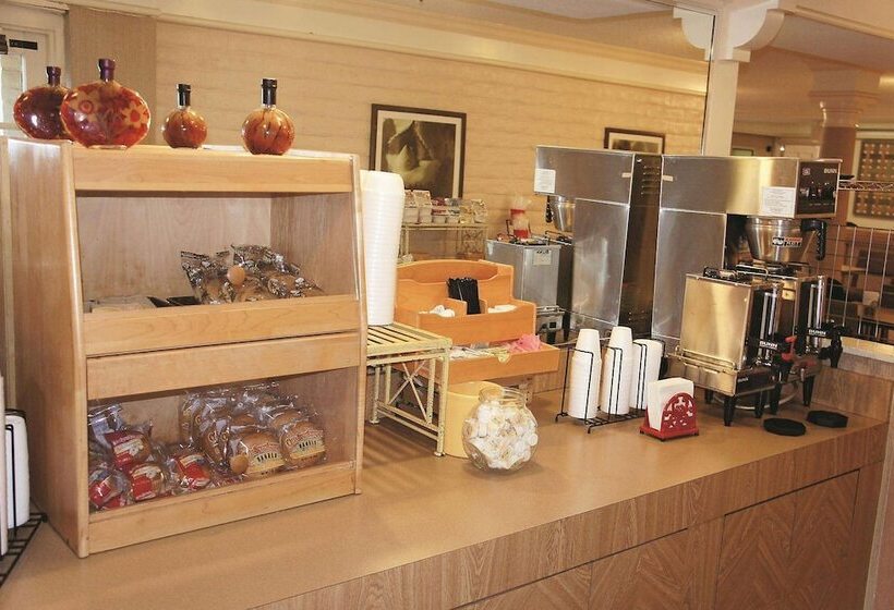 בית מלון כפרי Econo Lodge Augusta North   Washington Road