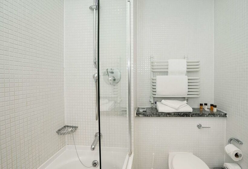 Отель De Vere Devonport House