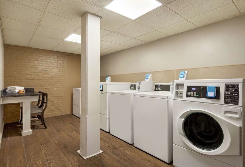 هتل Hampton Inn & Suites New Orleansconvention Center