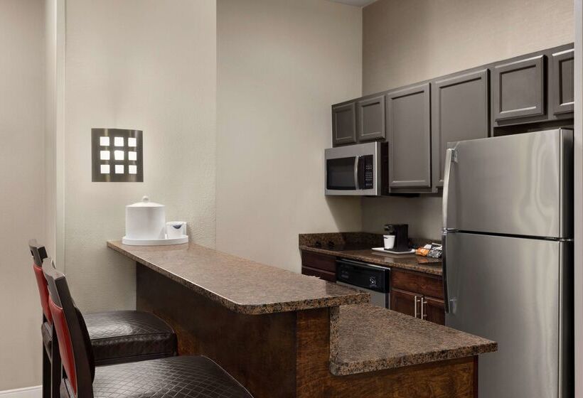 هتل Hampton Inn & Suites New Orleansconvention Center