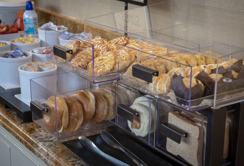 هتل Hampton Inn & Suites New Orleansconvention Center