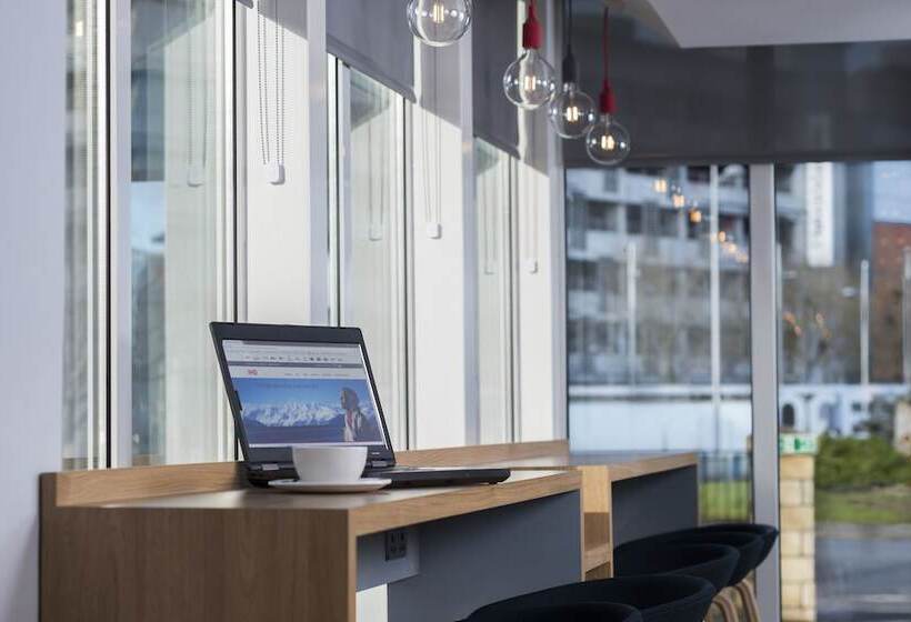 Отель Holiday Inn Express Edinburgh   Leith Waterfront, An Ihg