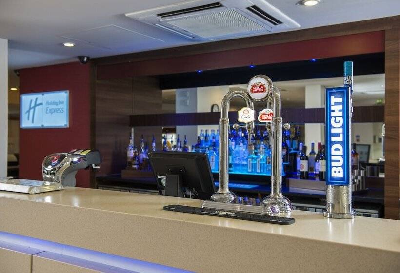 Отель Holiday Inn Express Glasgow Airport, An Ihg