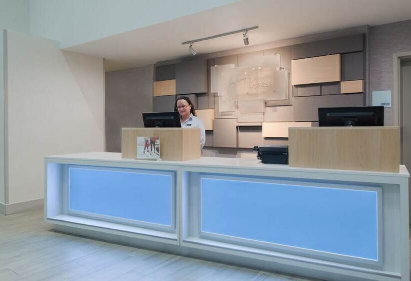 فندق Holiday Inn Express & Suites   Nearest Universal Orlando, An Ihg