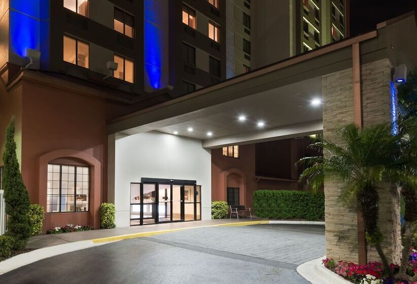 فندق Holiday Inn Express & Suites   Nearest Universal Orlando, An Ihg