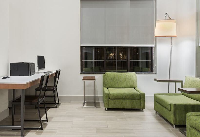 فندق Holiday Inn Express & Suites   Nearest Universal Orlando, An Ihg