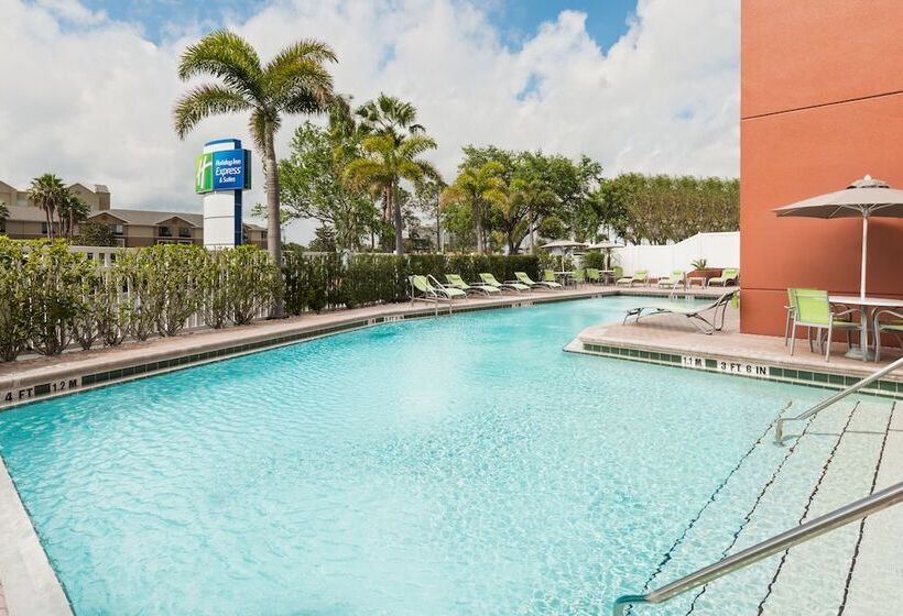 فندق Holiday Inn Express & Suites   Nearest Universal Orlando, An Ihg