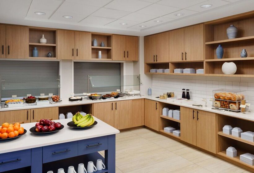 Отель Hyatt Place Across From Universal Orlando Resort